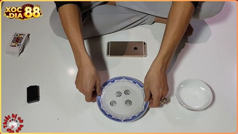 Xóc đĩa bịp là gì? Các hình thức bịp bạn cần biết 1 tim hieu ve xoc dia bip